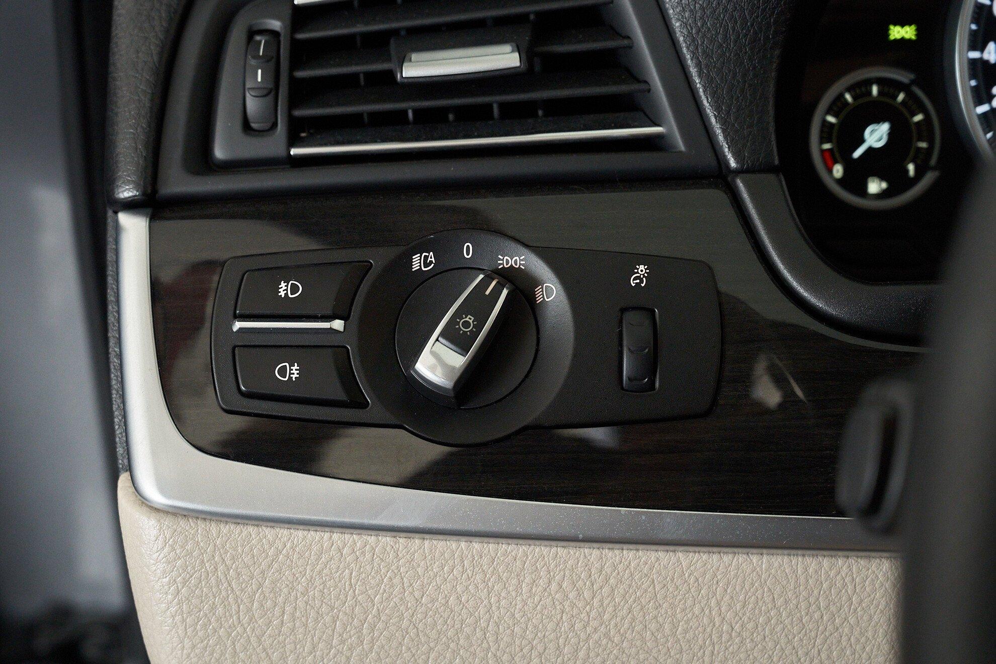 BMW 5 серии 2012, серый