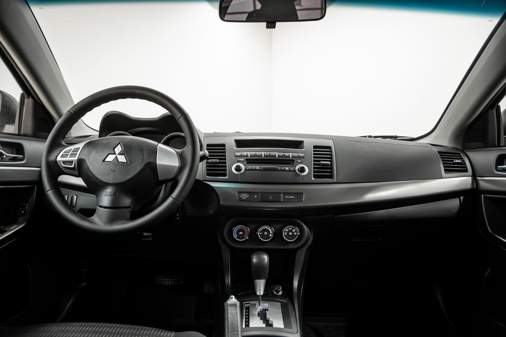 Mitsubishi Lancer 2012, белый