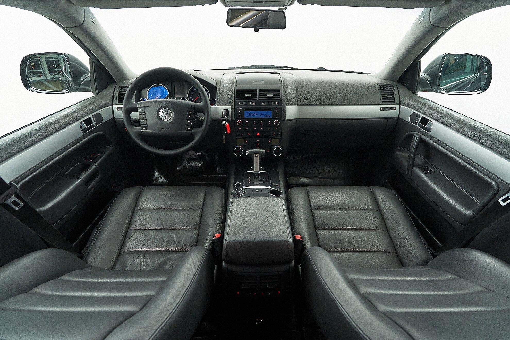 Volkswagen Touareg 2010, черный