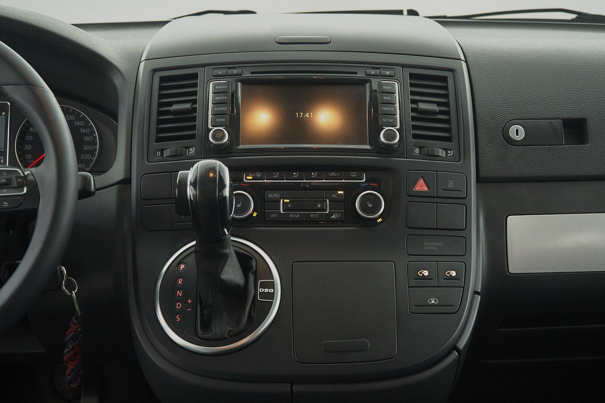 Volkswagen Multivan 2013, черный