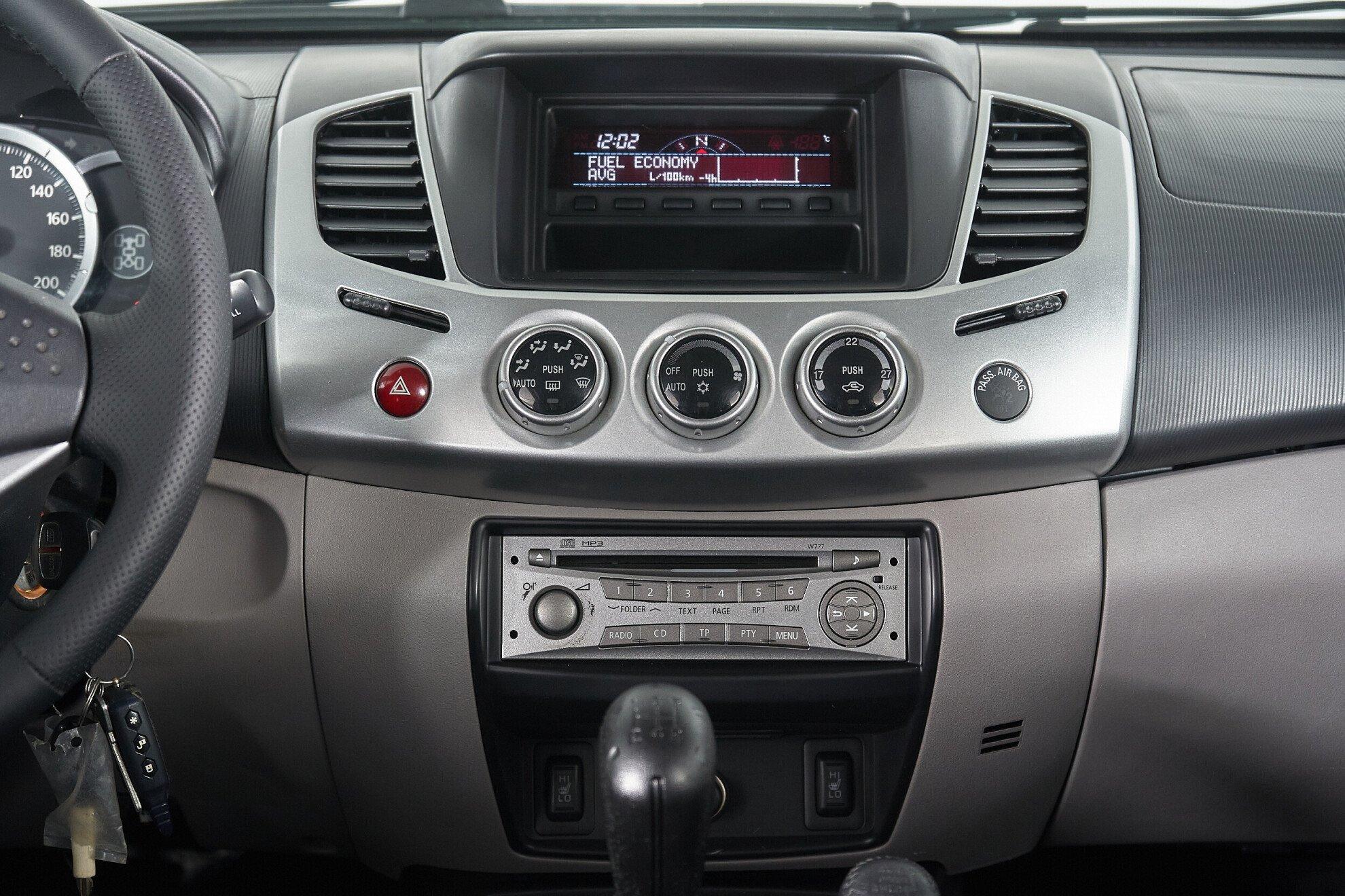 Mitsubishi L200 2014, черный