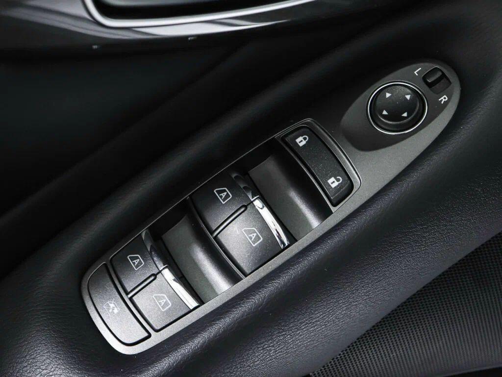 Infiniti Q50 2015, серебряный