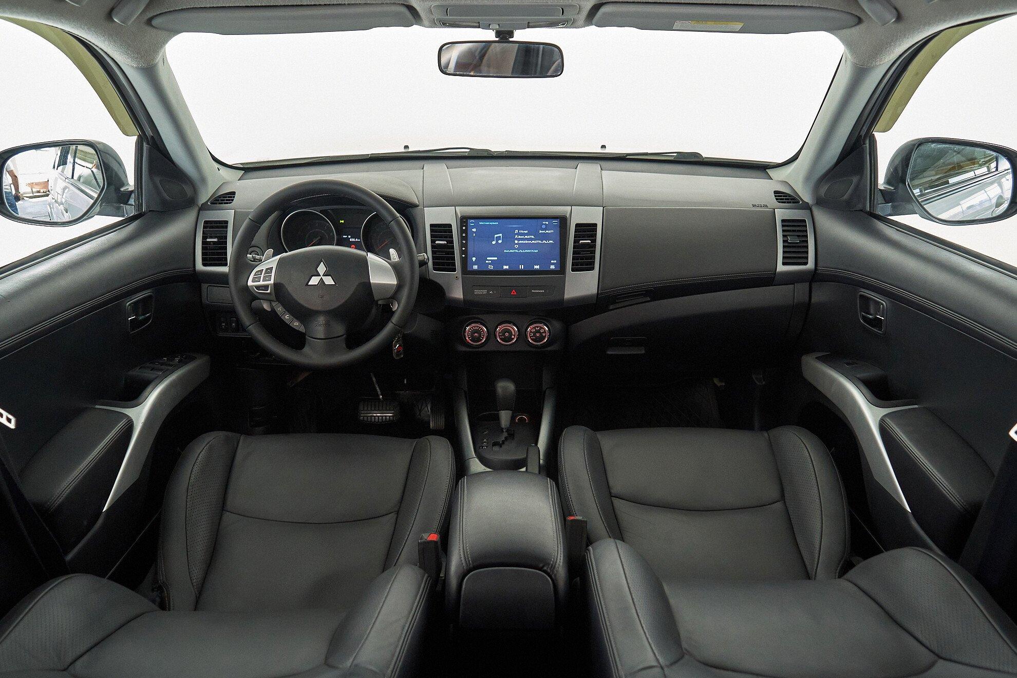 Mitsubishi Outlander 2010, белый