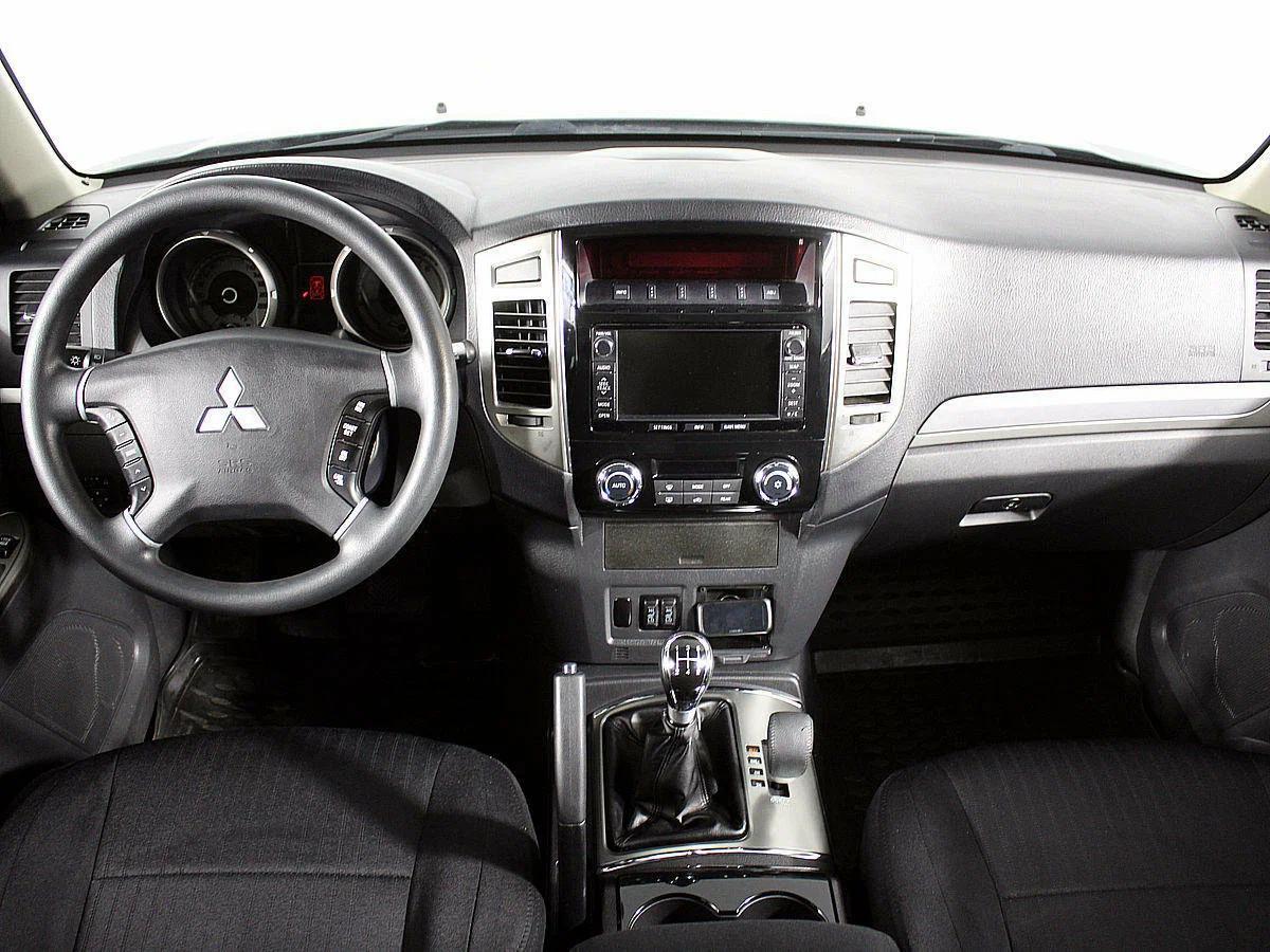 Mitsubishi Pajero 2018, серый