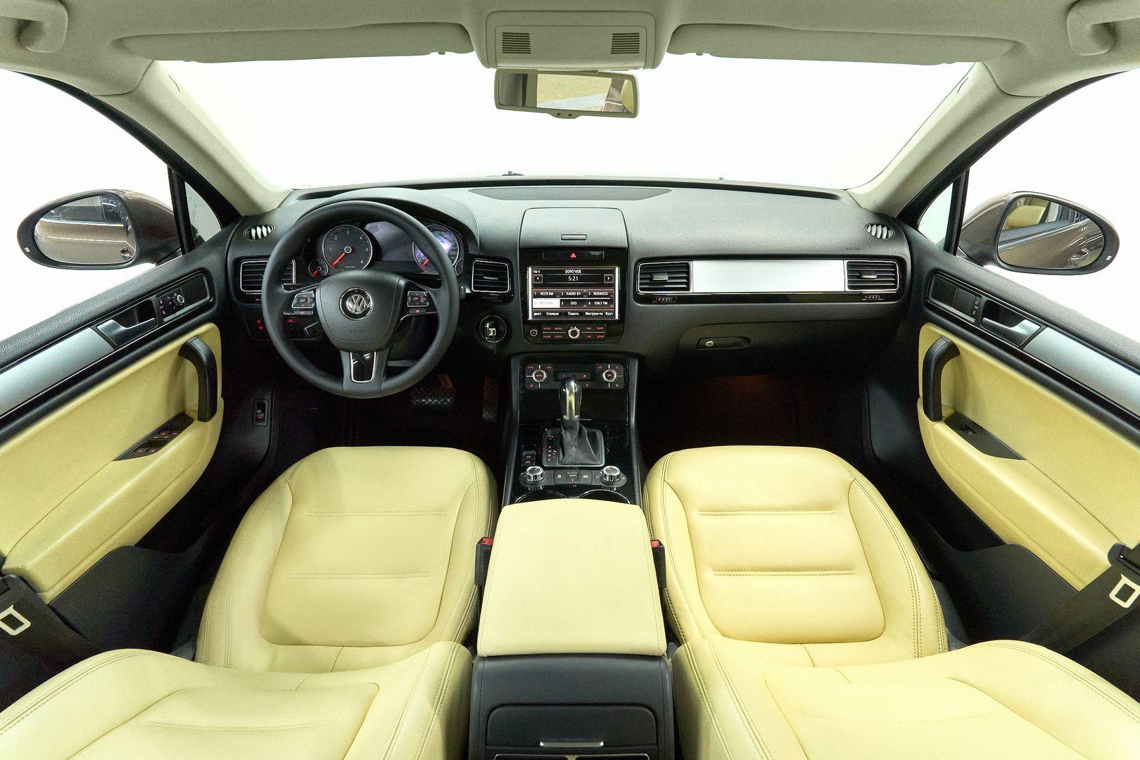 Volkswagen Touareg 2012, коричневый