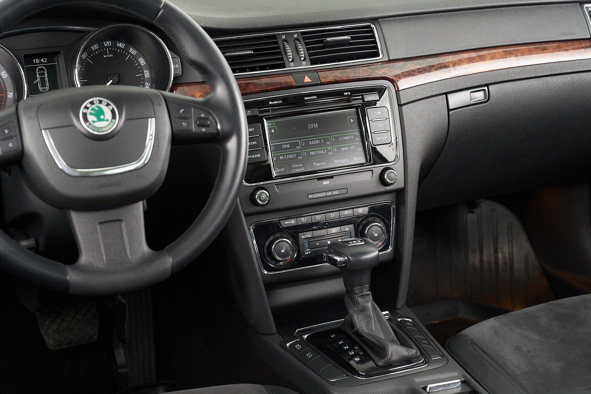 Skoda Superb 2011, черный