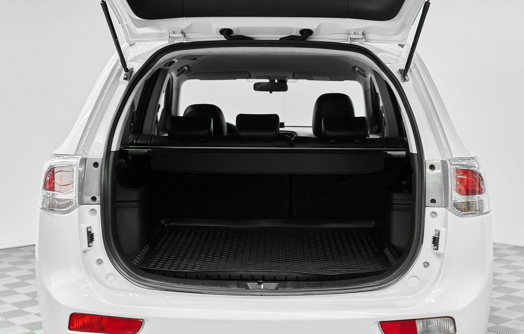 Mitsubishi Outlander 2013, белый