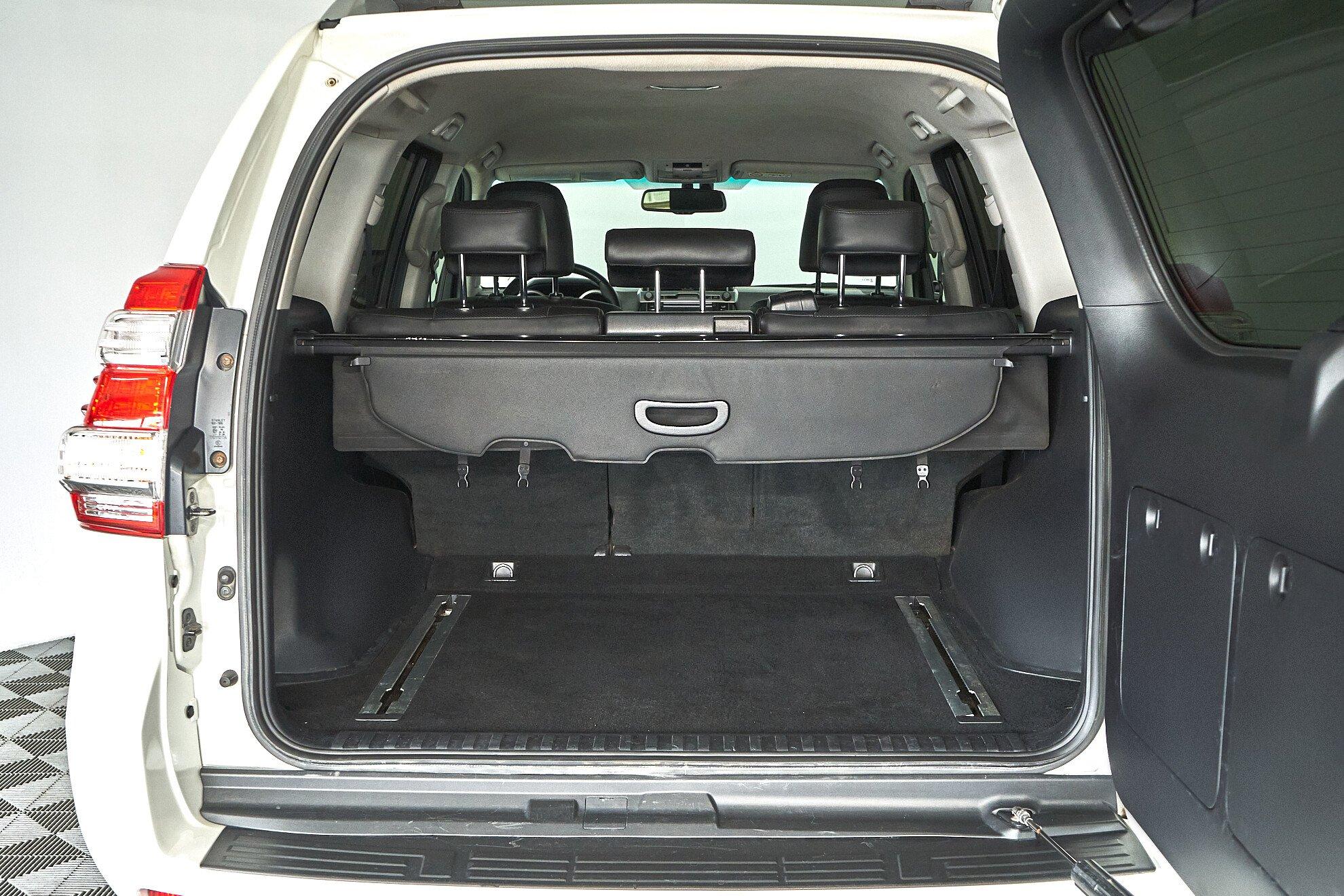 Toyota Land Cruiser Prado 2015, белый