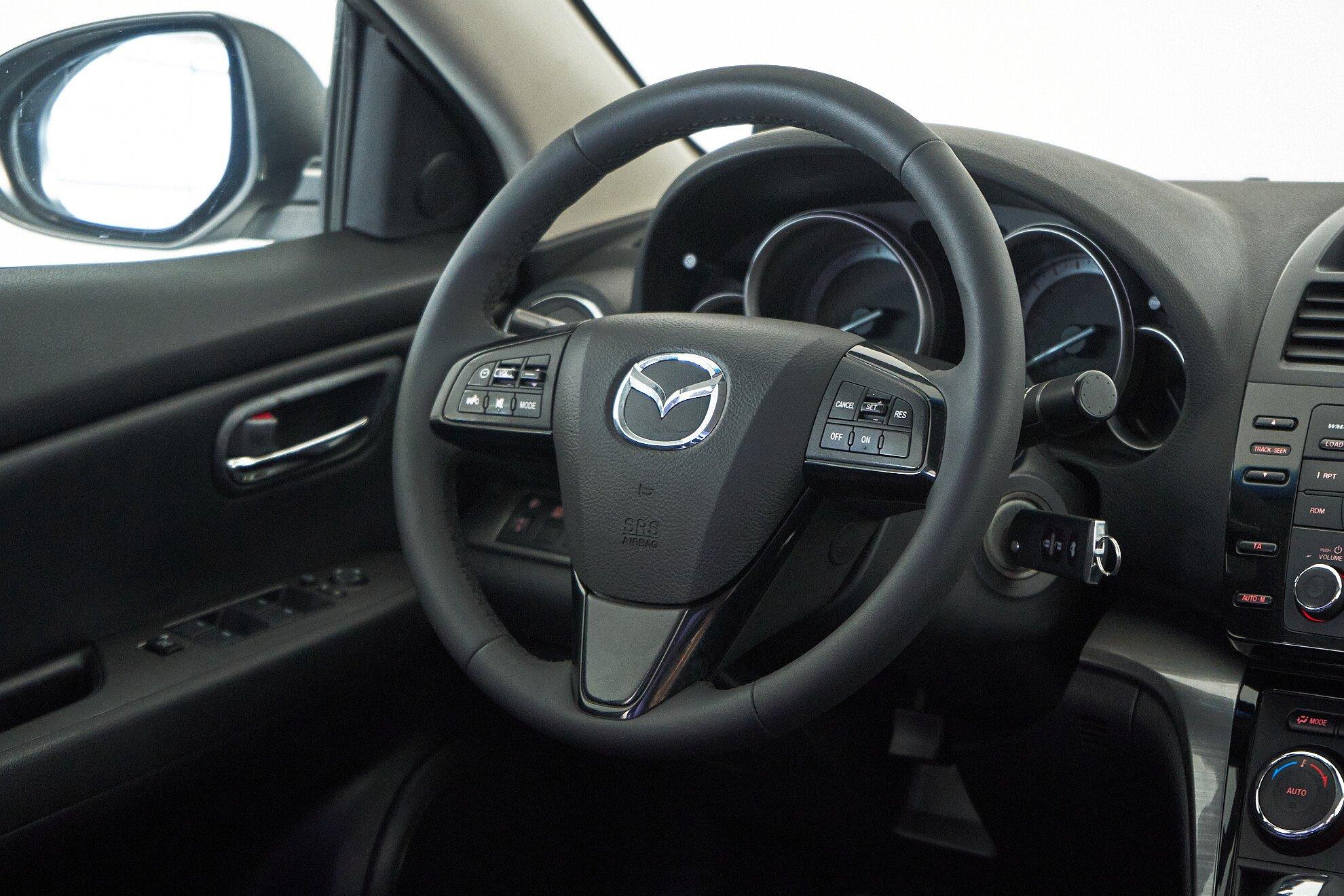 Mazda 6 2010, белый