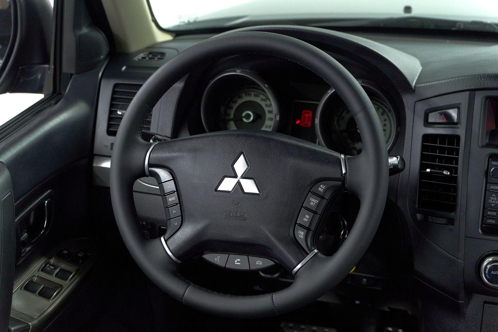 Mitsubishi Pajero 2012, черный