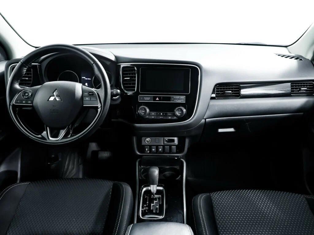 Mitsubishi Outlander 2019, белый