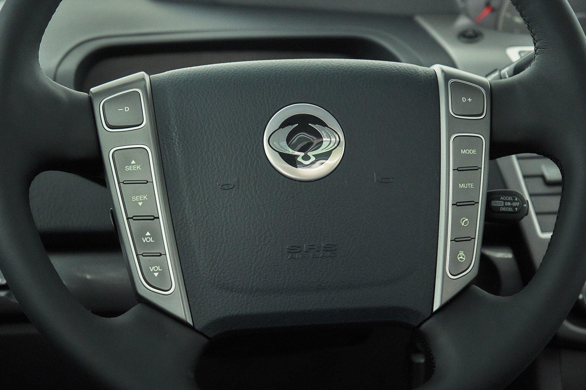 SsangYong Stavic 2013, белый
