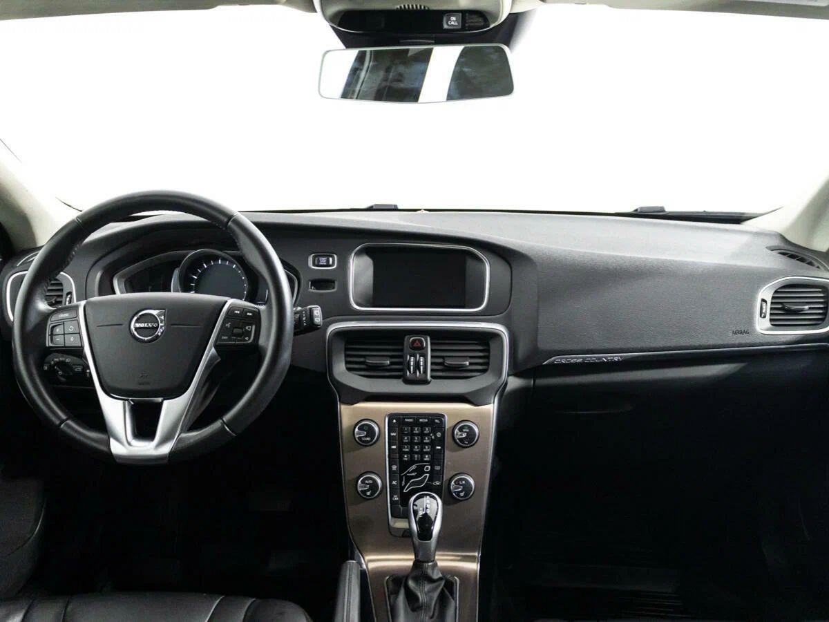 Volvo V40 2019, коричневый