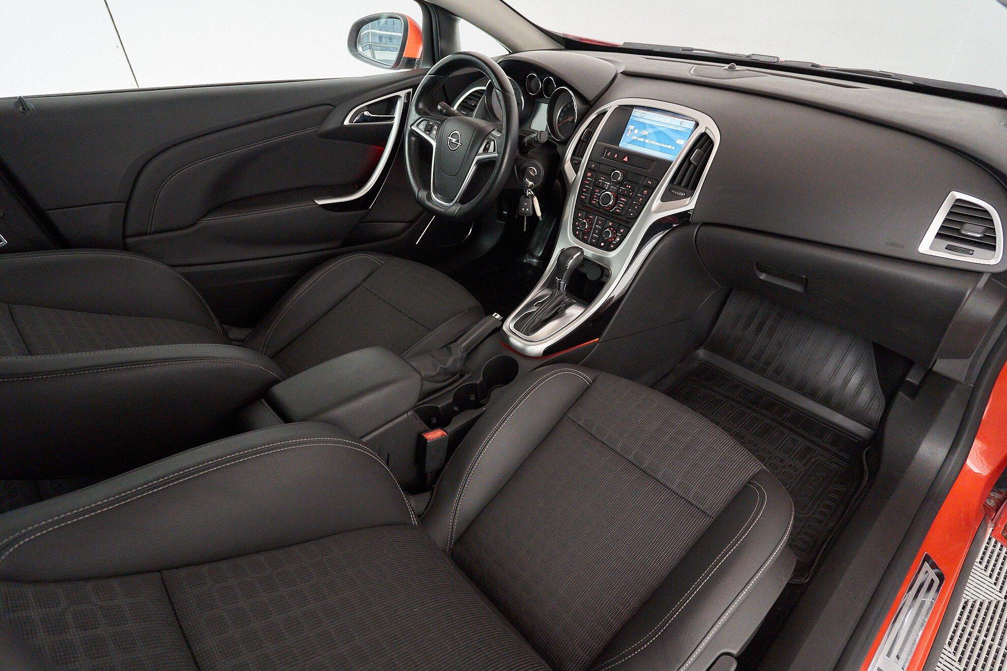 Opel Astra 2013, красный