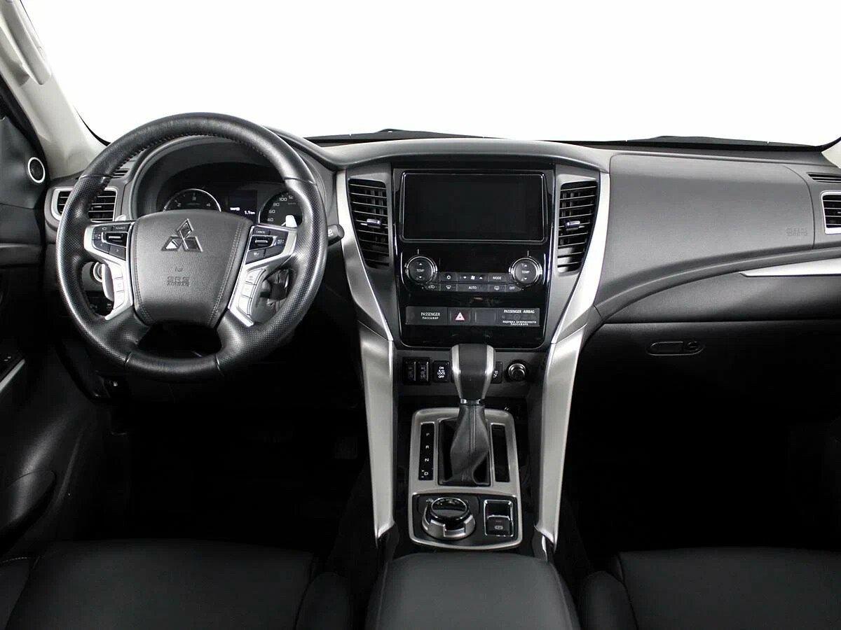 Mitsubishi Pajero Sport 2018, черный