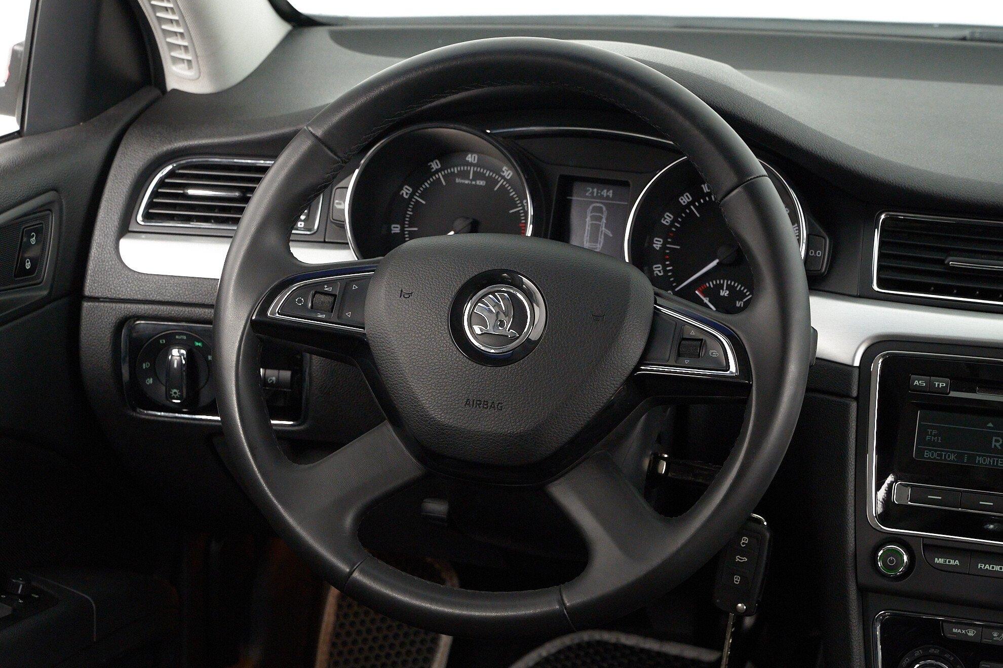 Skoda Superb 2014, белый