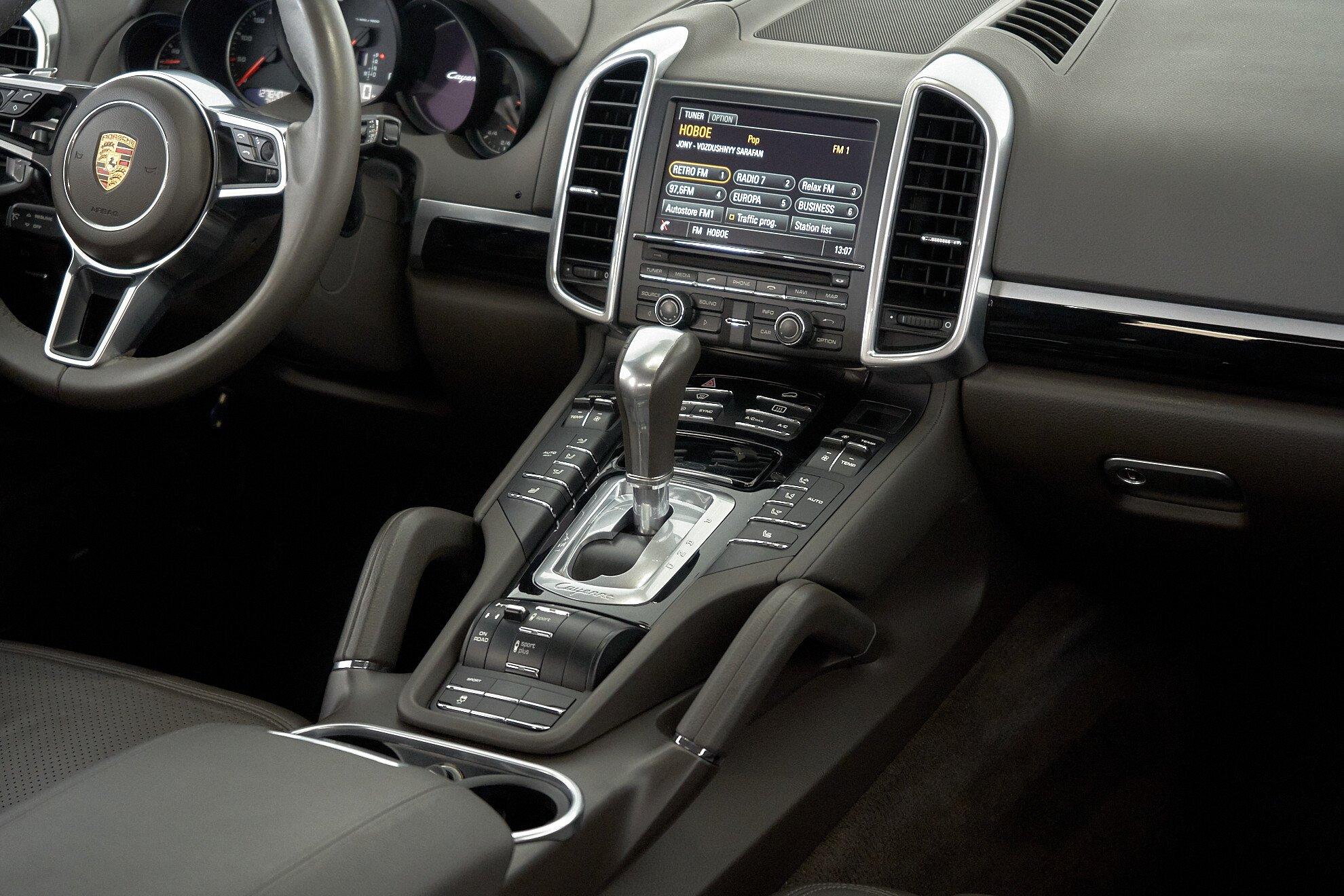 Porsche Cayenne 2016, белый