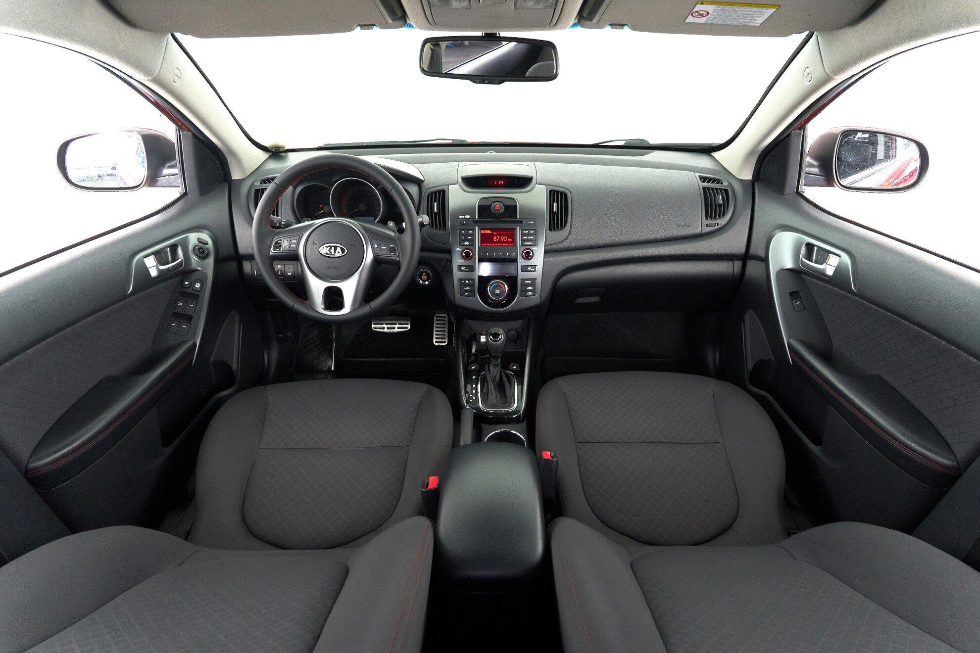 Kia Cerato 2011, красный
