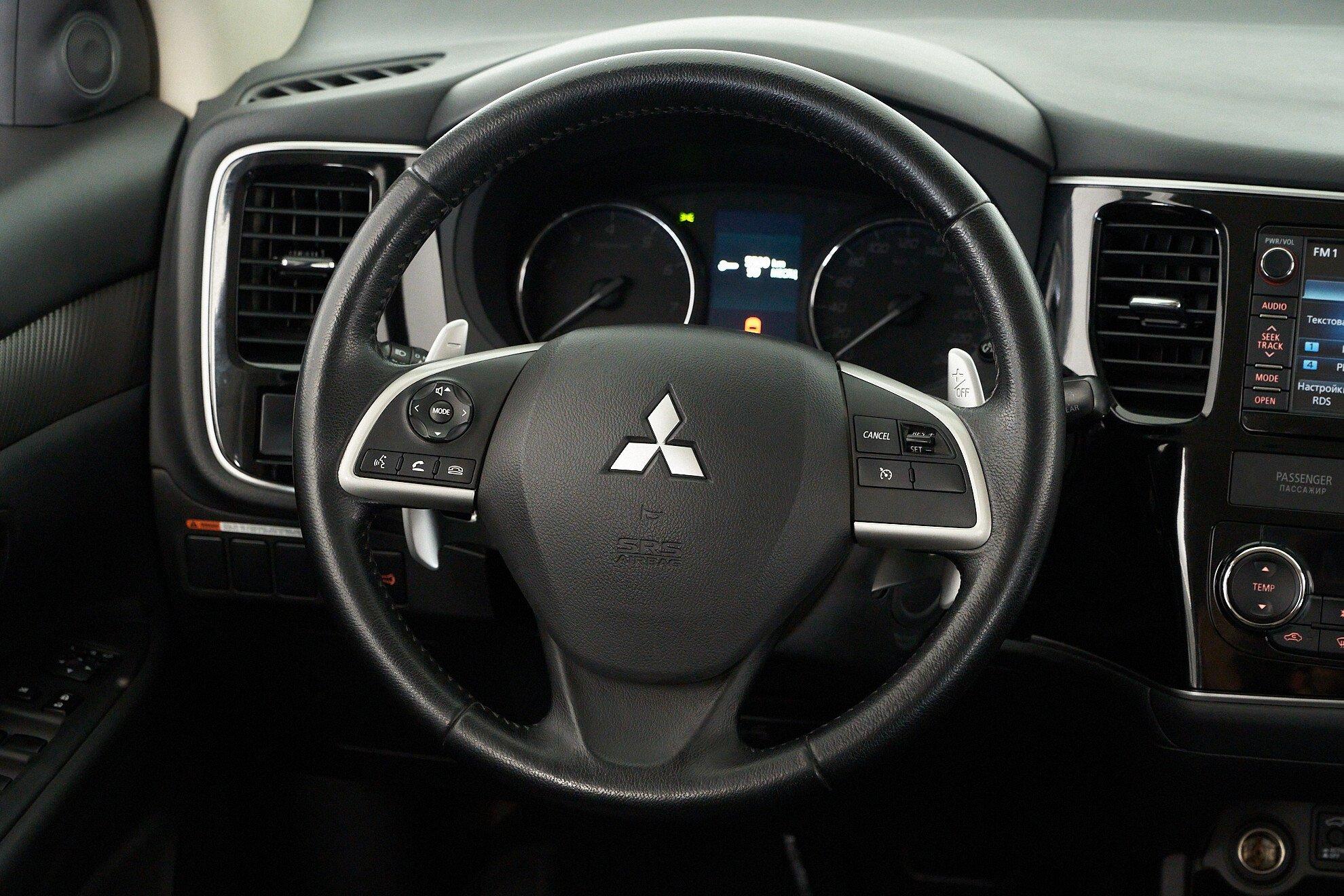 Mitsubishi Outlander 2013, белый