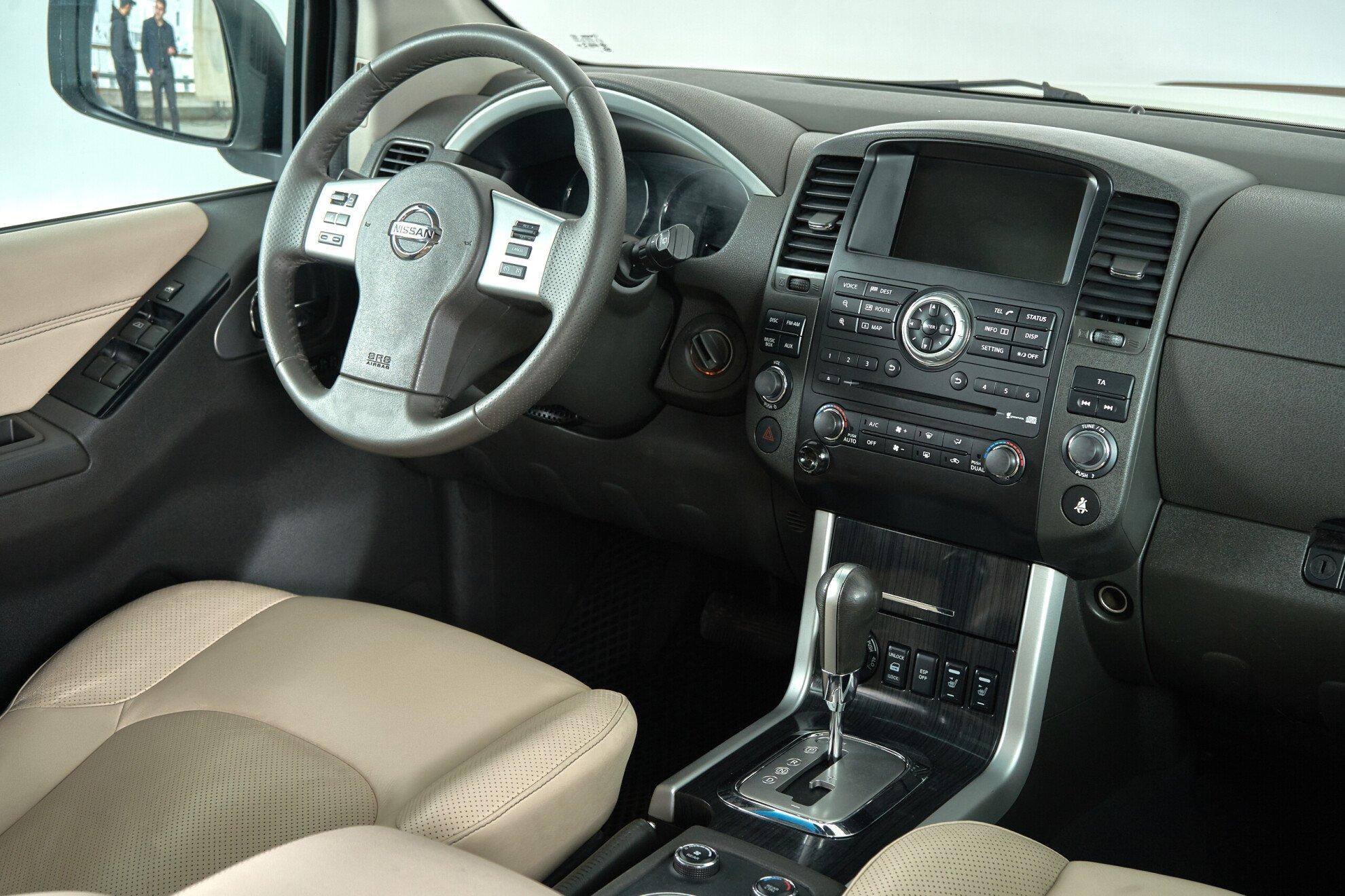 Nissan Pathfinder 2012, белый