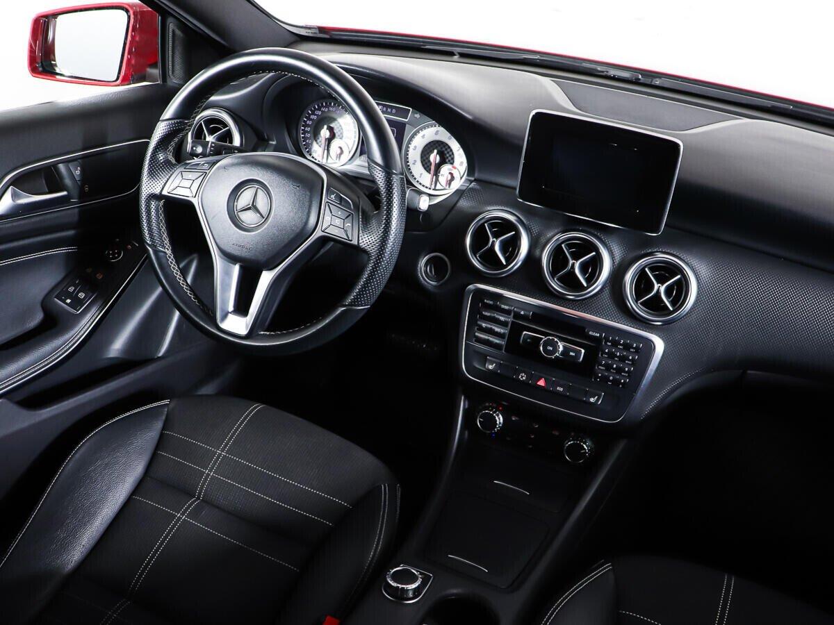 Mercedes-Benz A-Класс 2015, красный