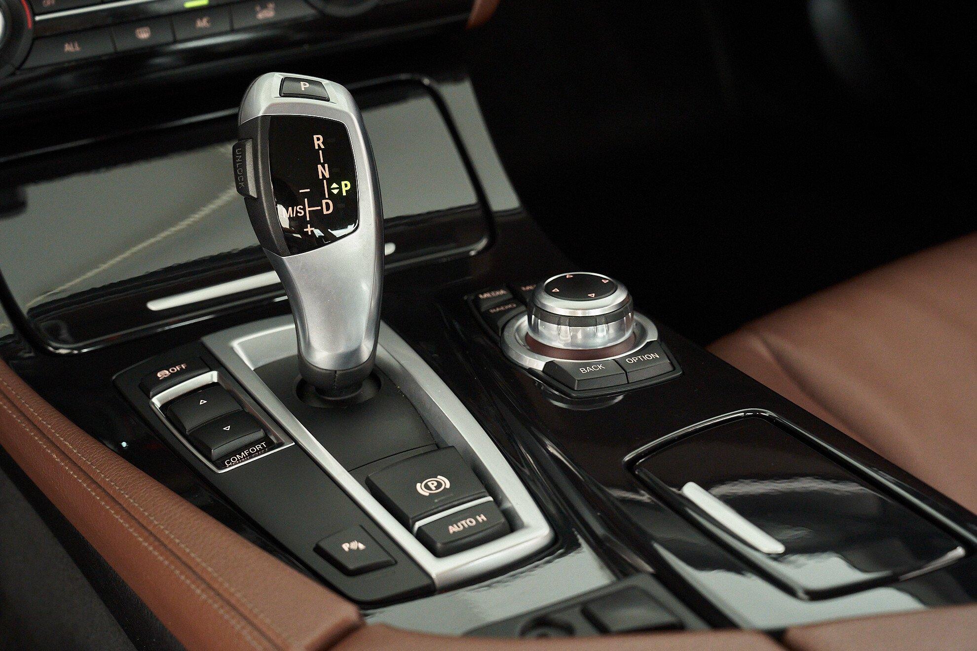 BMW 5 серии 2012, бежевый