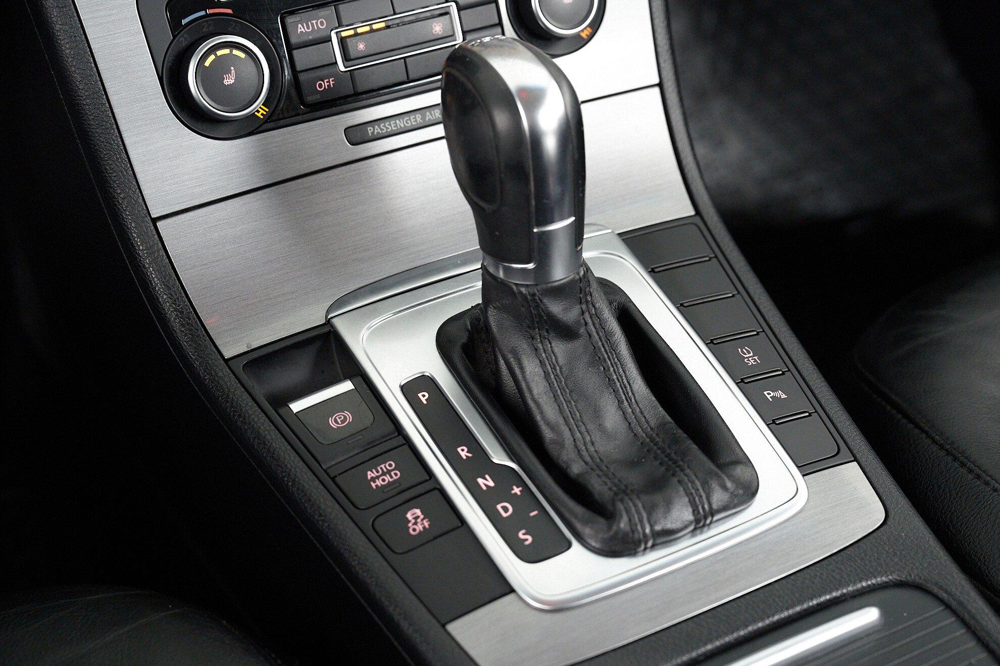 Volkswagen Passat 2011, черный