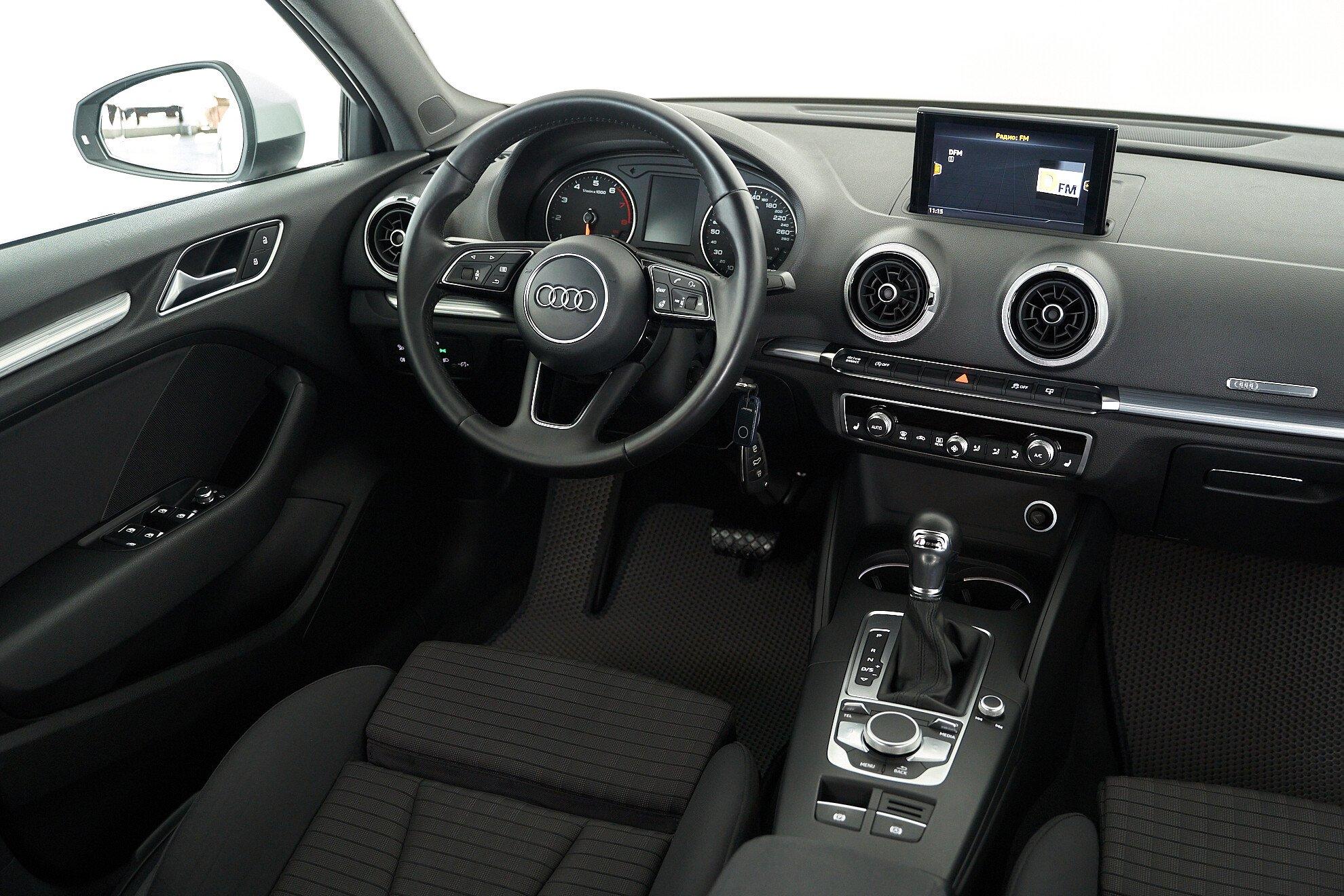Audi A3 2018, белый