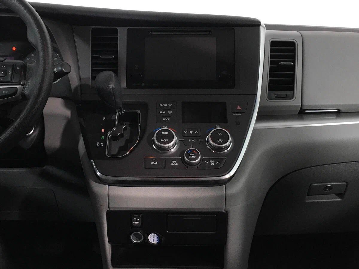 Toyota Sienna 2015, серебряный
