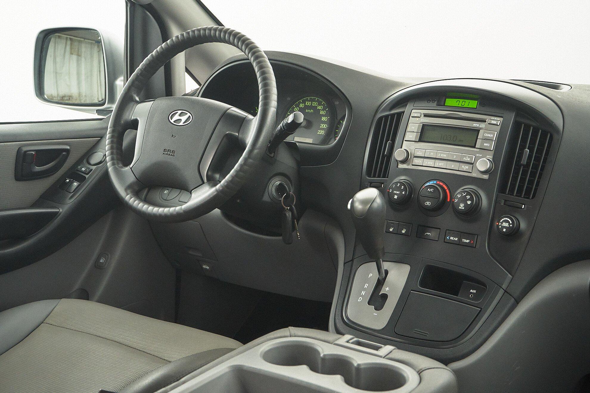 Hyundai Grand Starex 2010, серебряный