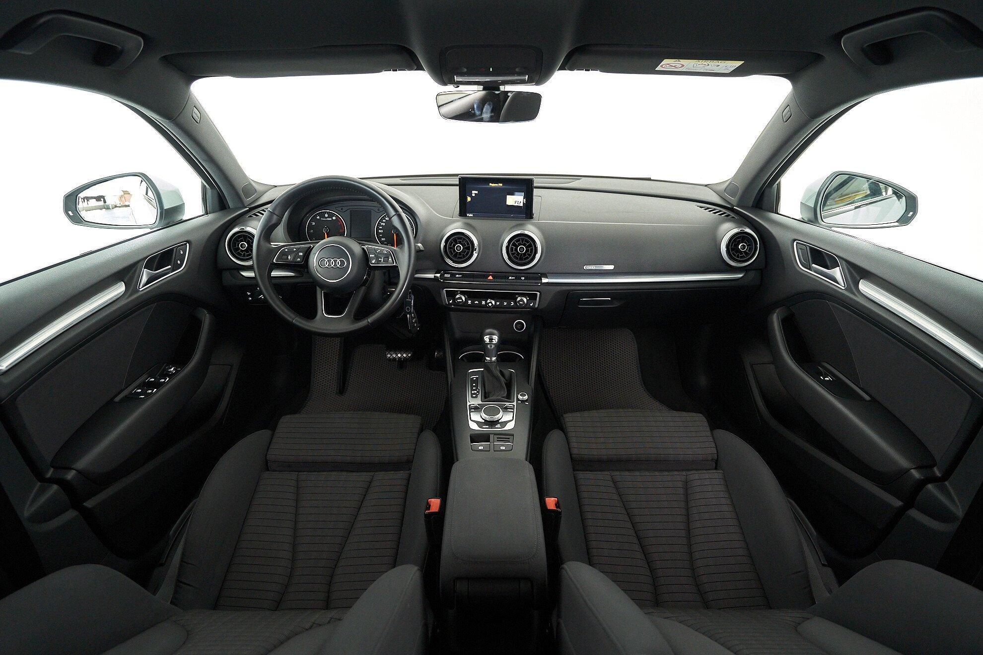 Audi A3 2018, белый