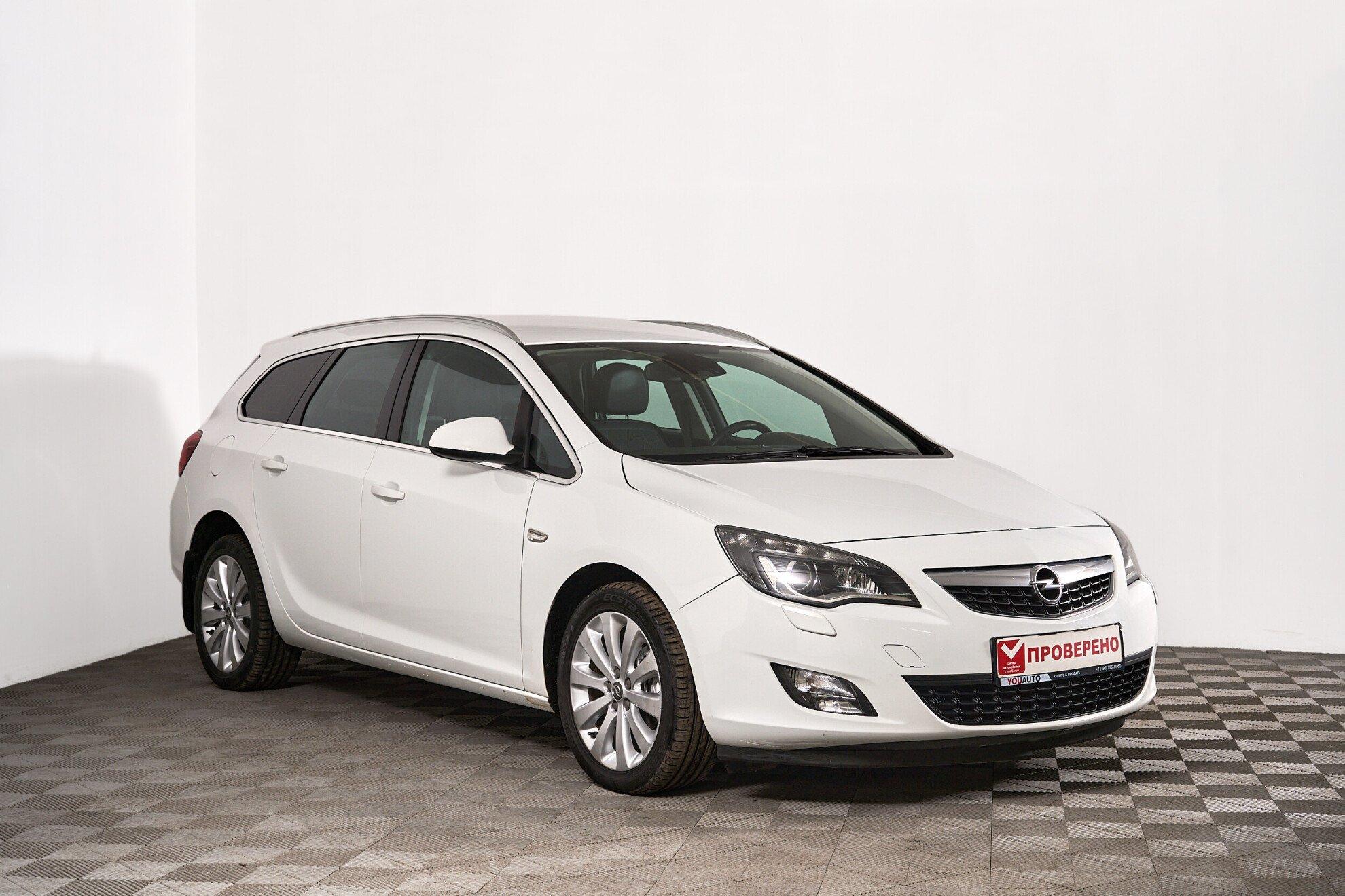 Opel Astra 2011, белый
