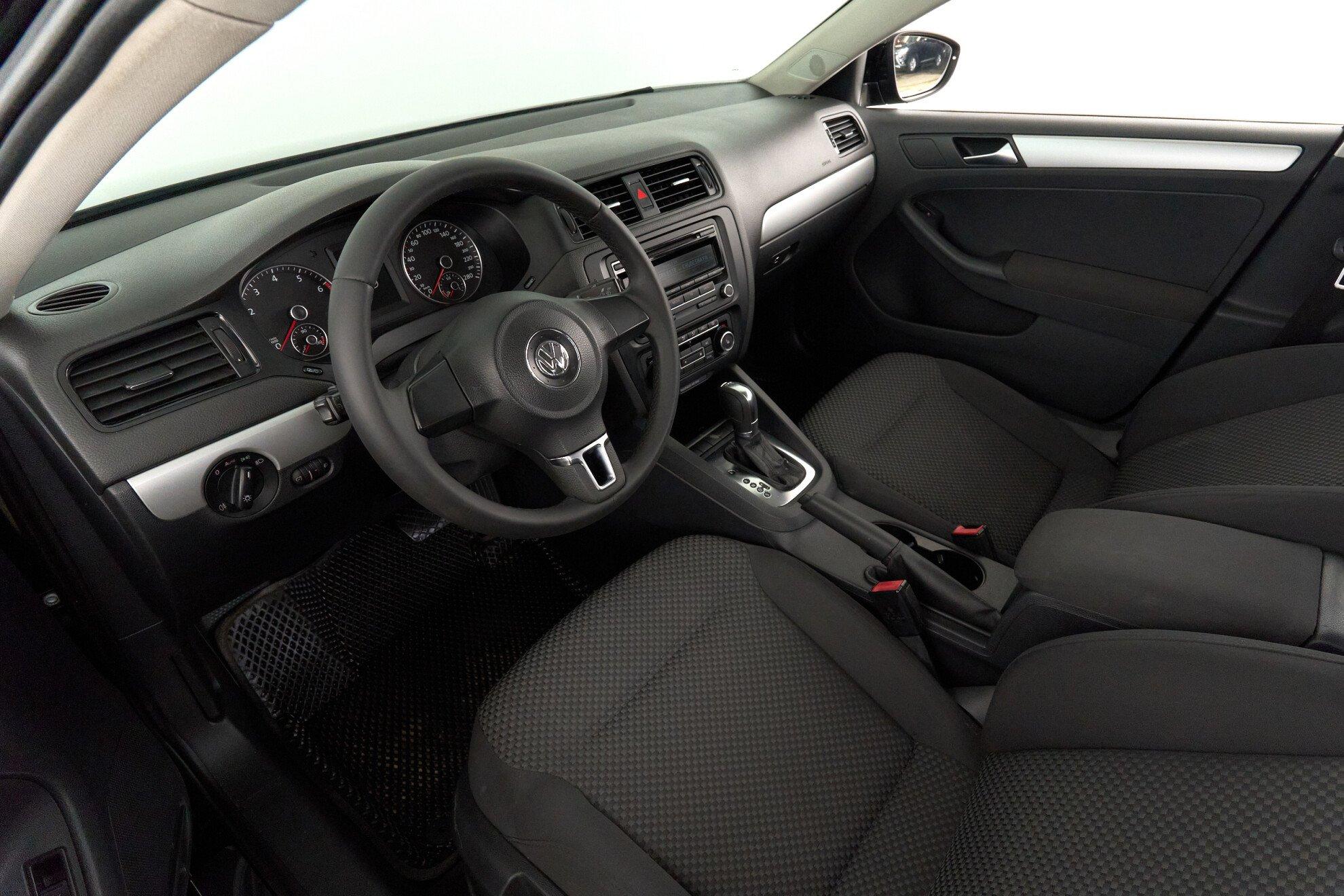 Volkswagen Jetta 2012, черный
