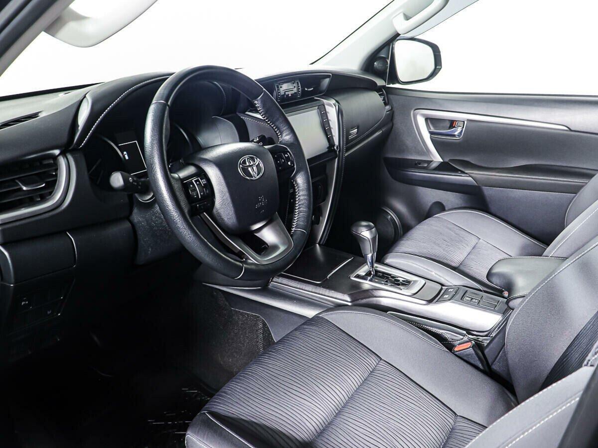 Toyota Fortuner 2020, черный