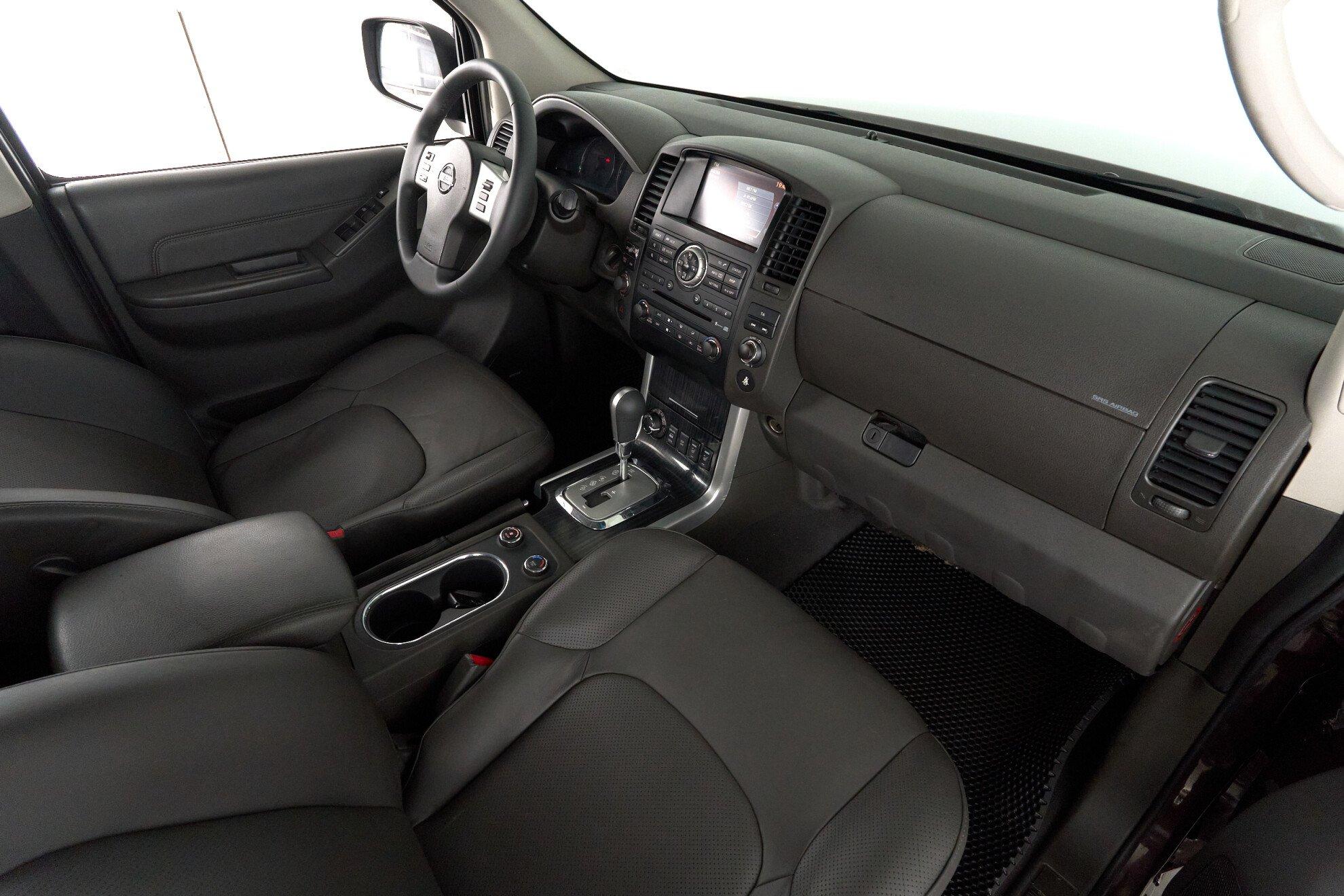 Nissan Pathfinder 2011, пурпурный