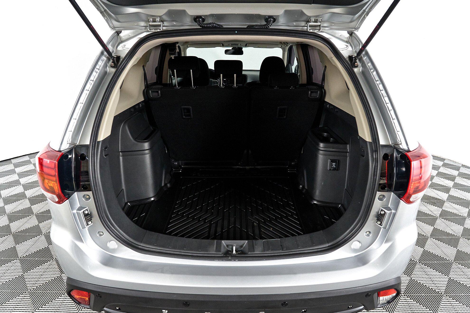 Mitsubishi Outlander 2018, серый