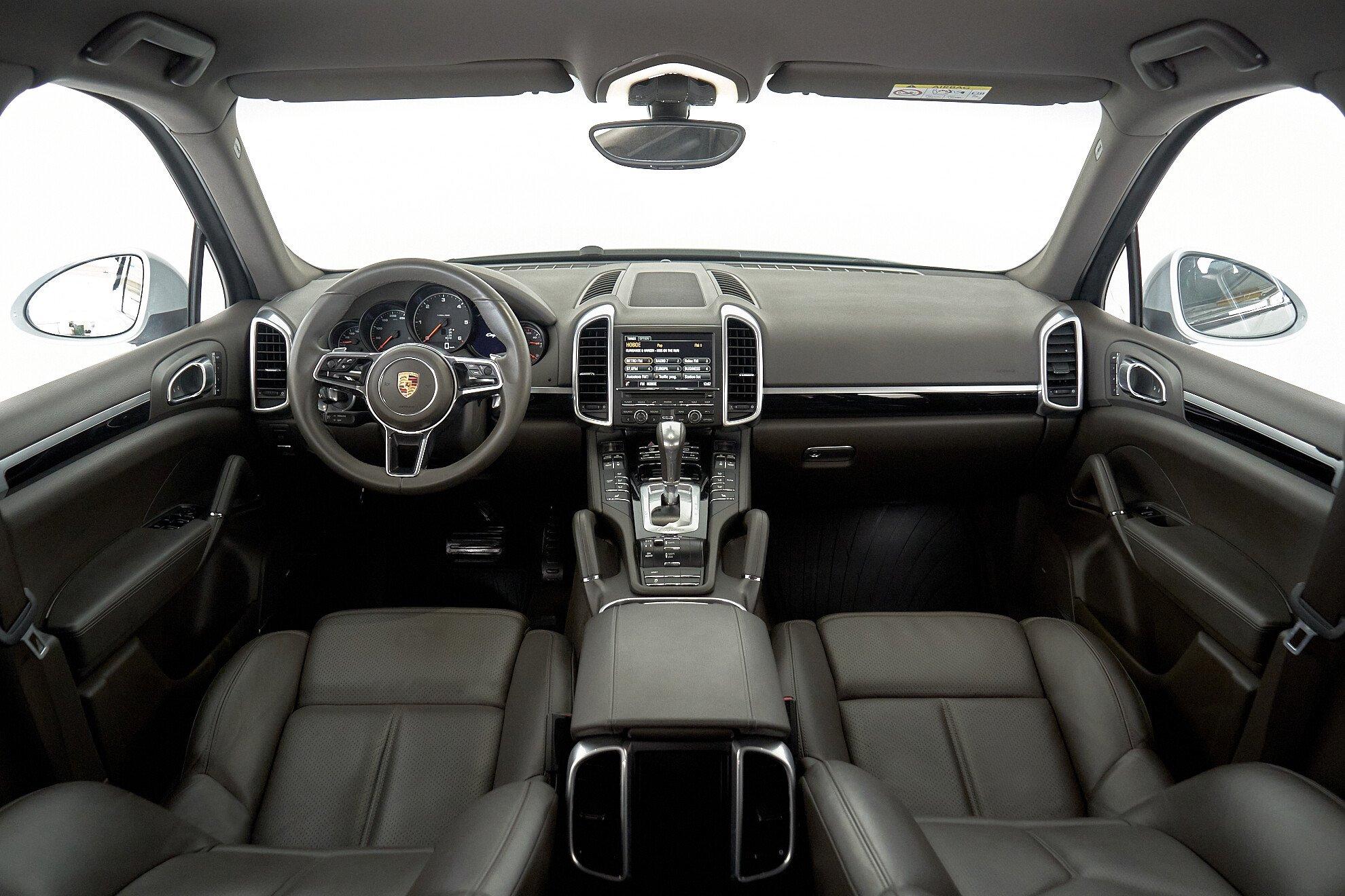 Porsche Cayenne 2016, белый