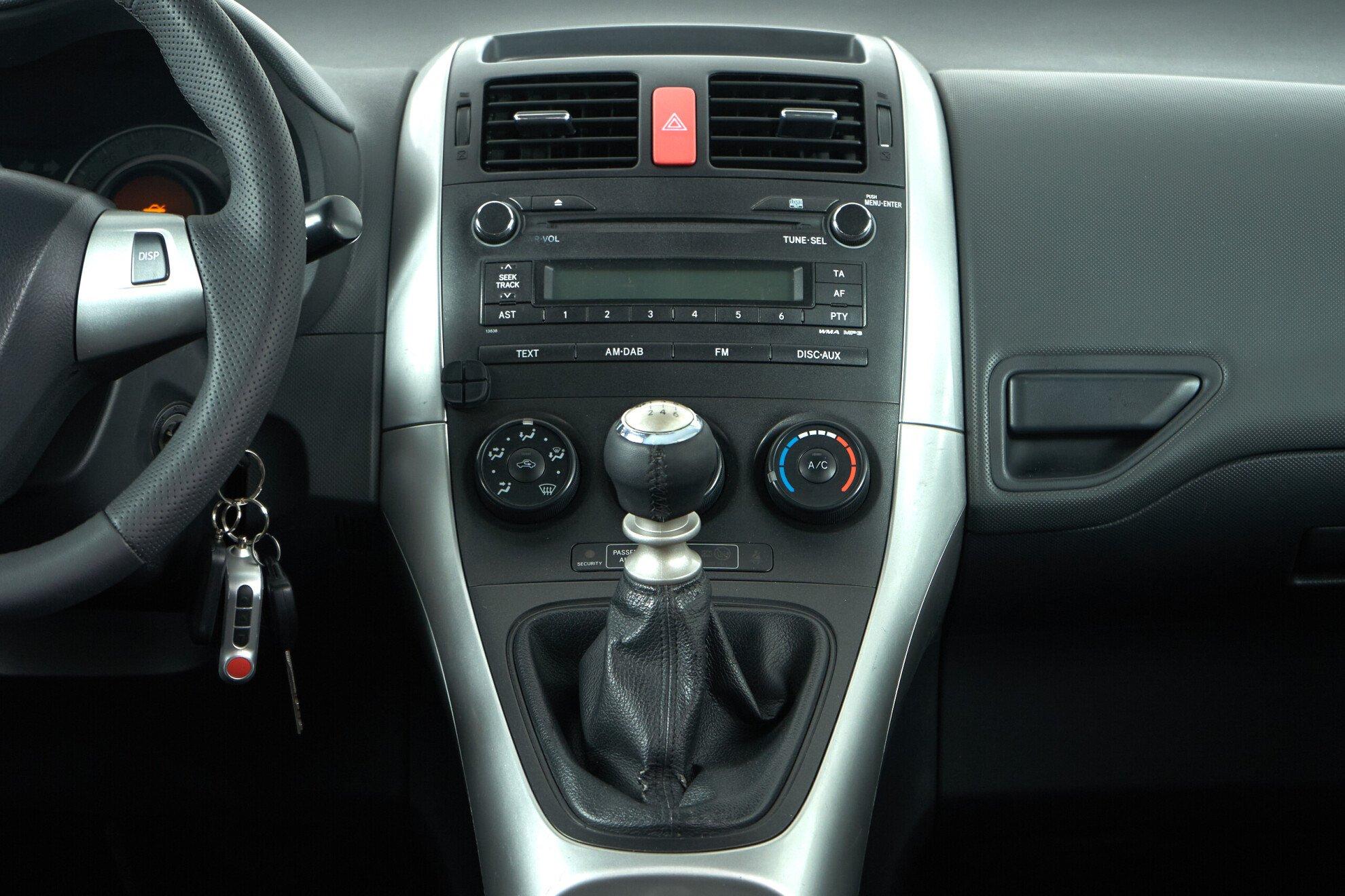 Toyota Auris 2011, белый