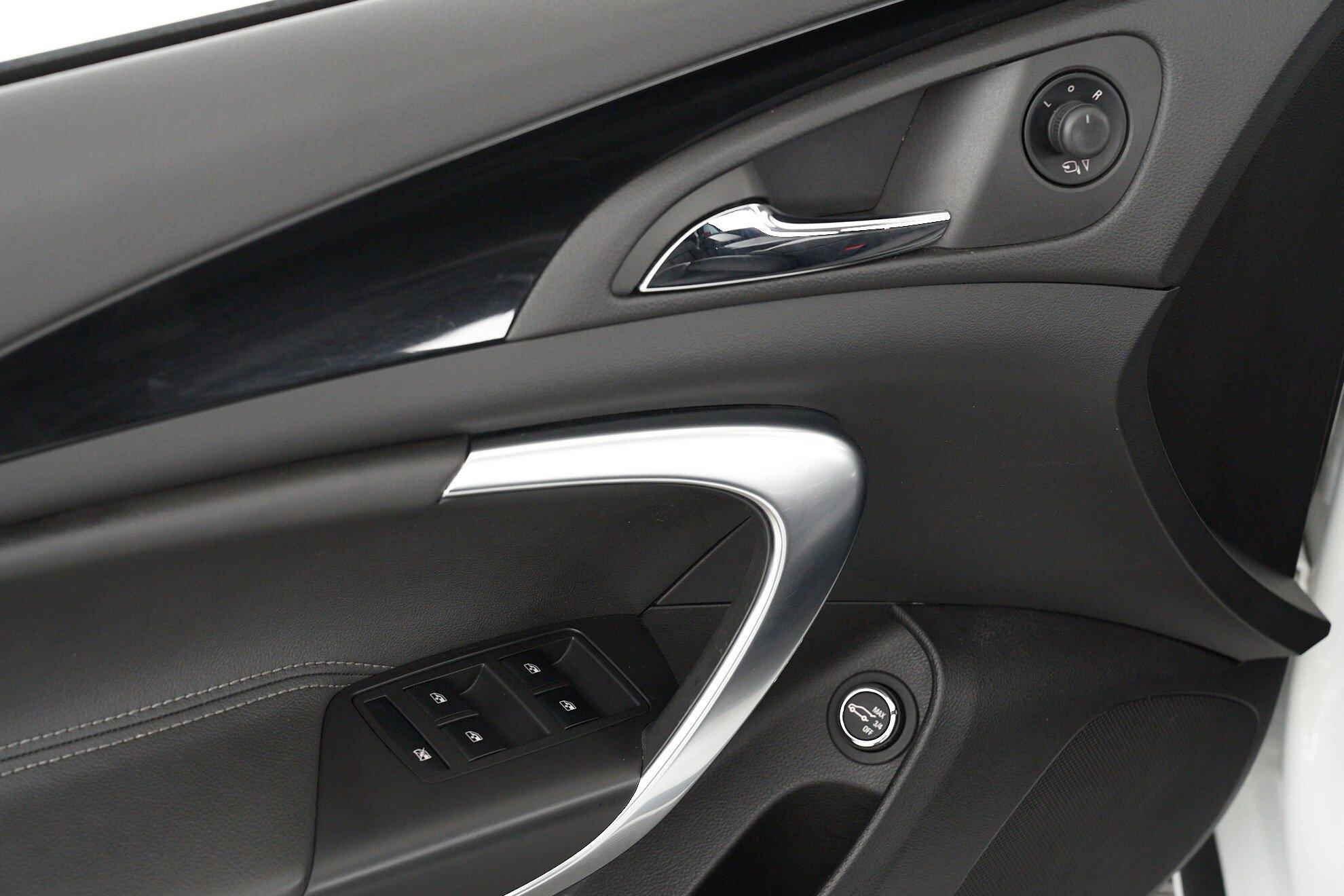 Opel Insignia 2013, белый