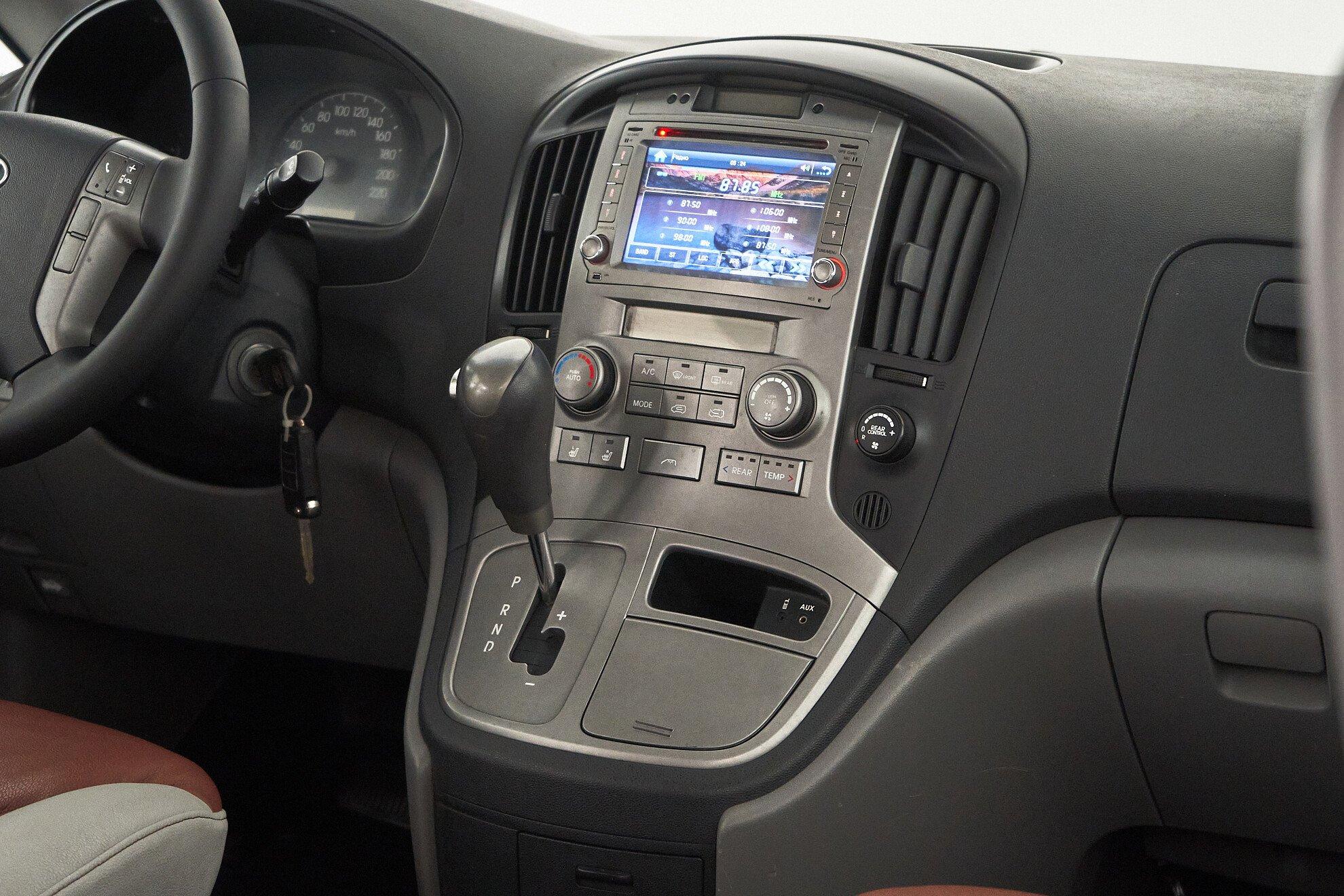 Hyundai Grand Starex 2010, белый