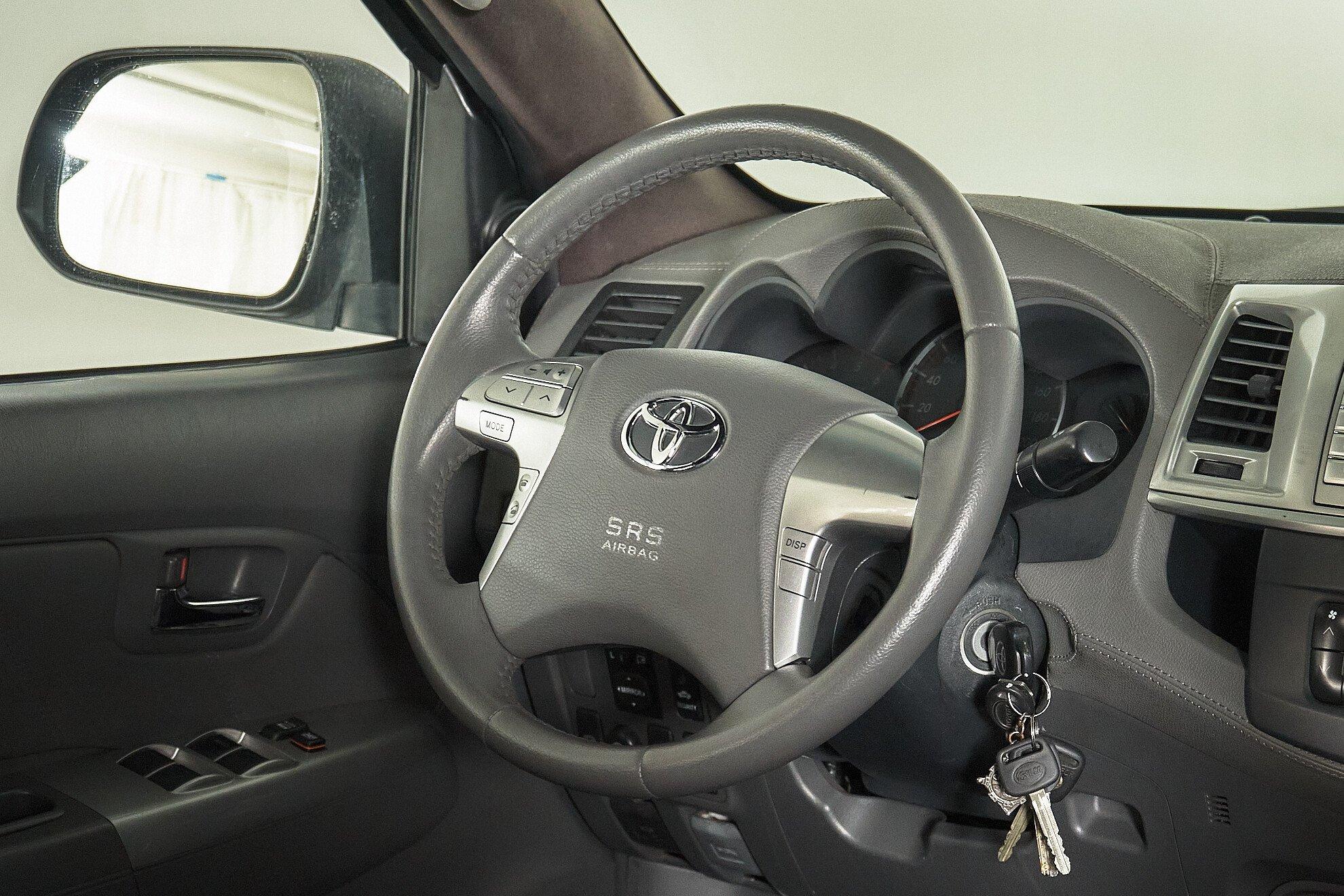 Toyota Hilux 2013, черный