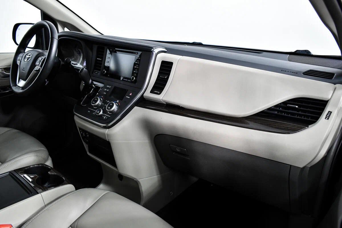 Toyota Sienna 2018, черный
