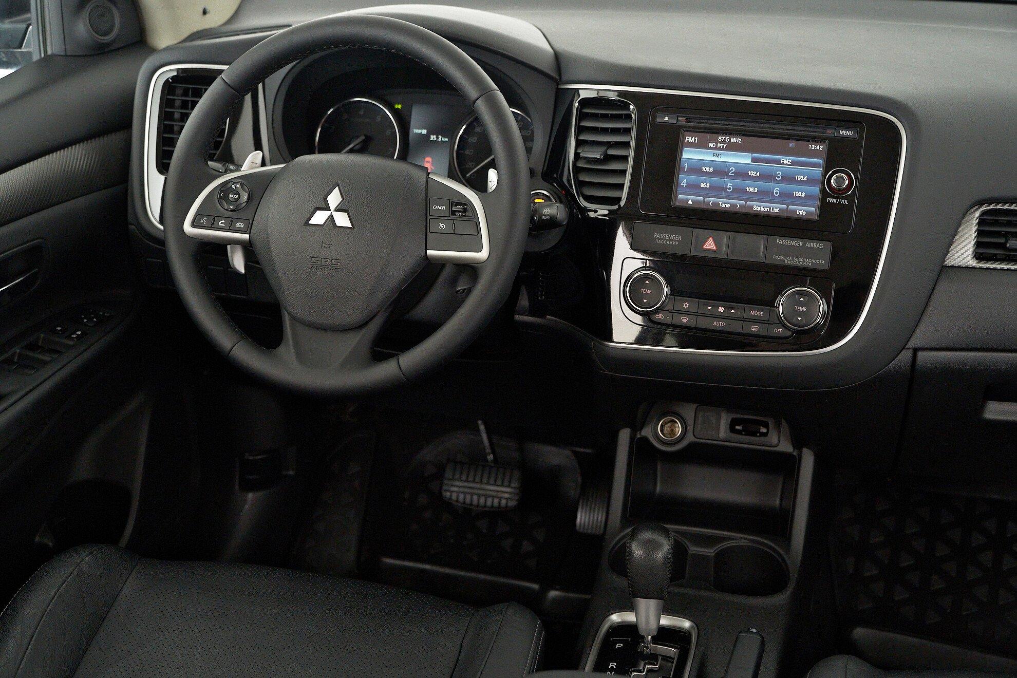 Mitsubishi Outlander 2012, черный