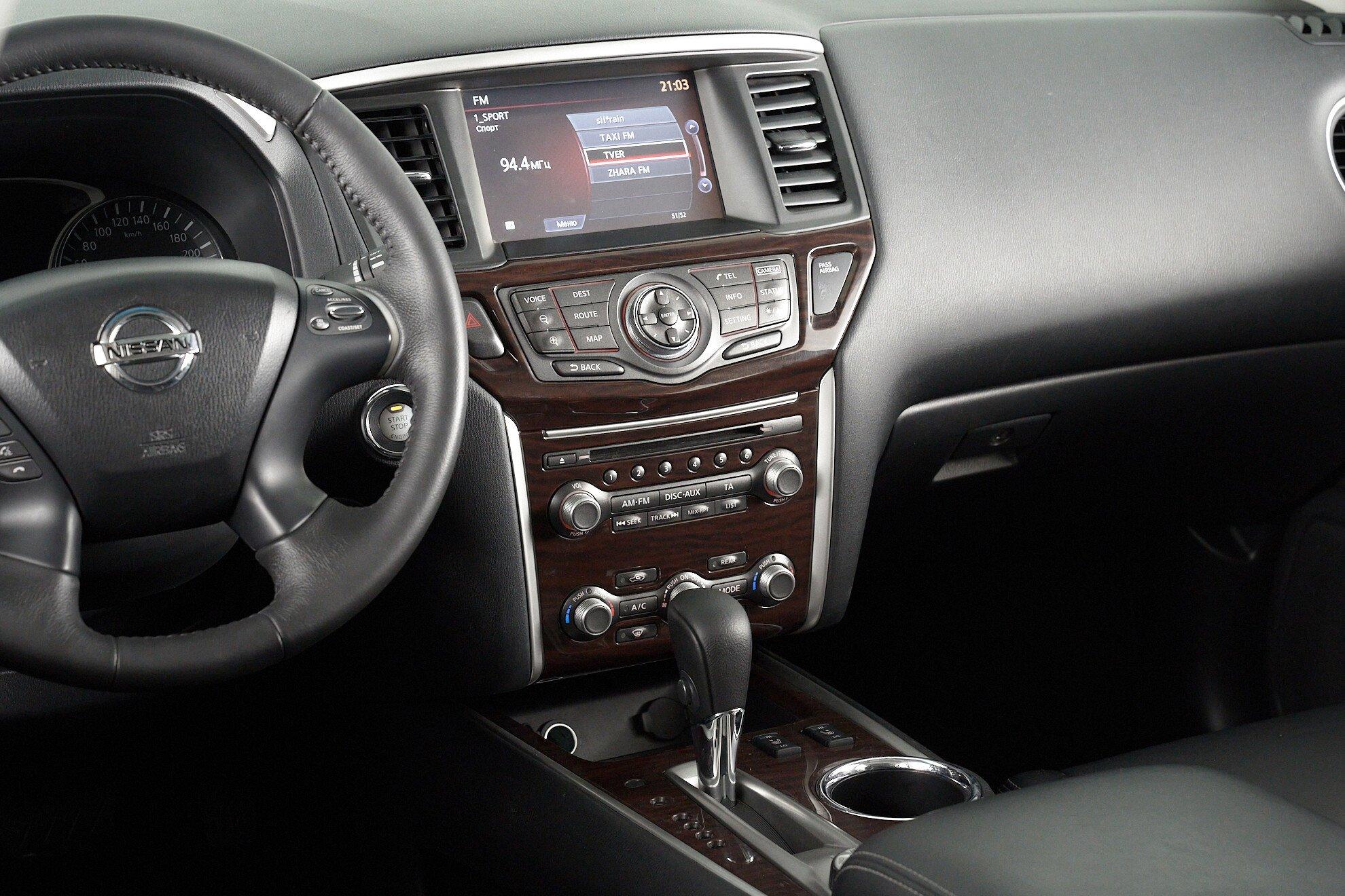 Nissan Pathfinder 2015, черный