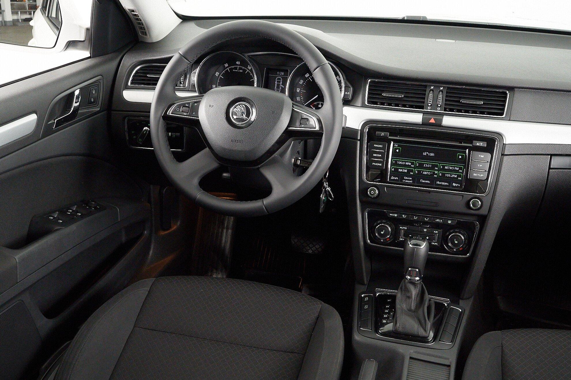 Skoda Superb 2013, белый