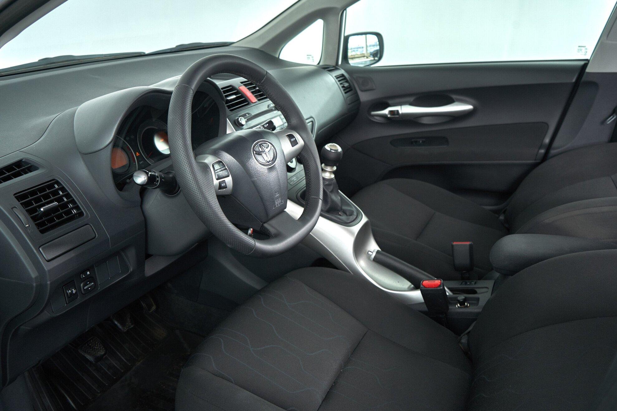 Toyota Auris 2011, белый