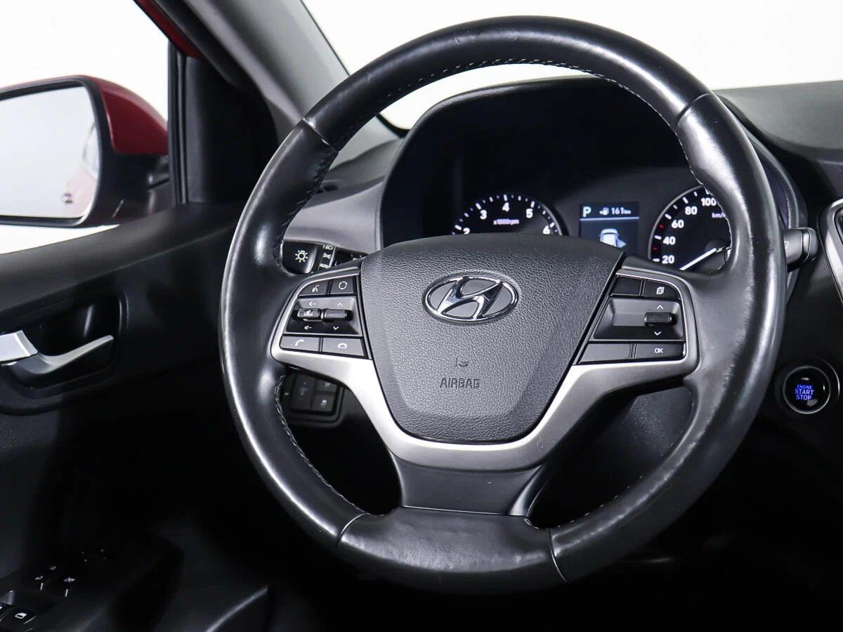 Hyundai Solaris 2018, красный