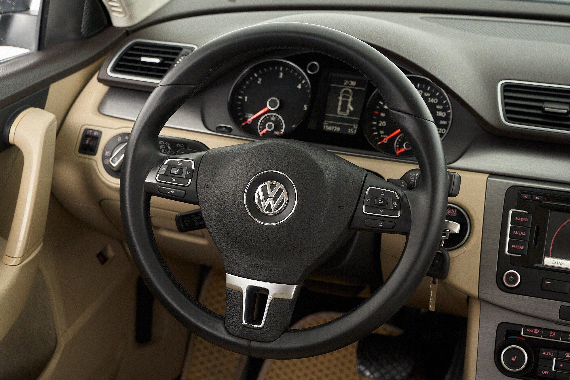 Volkswagen Passat 2012, серый