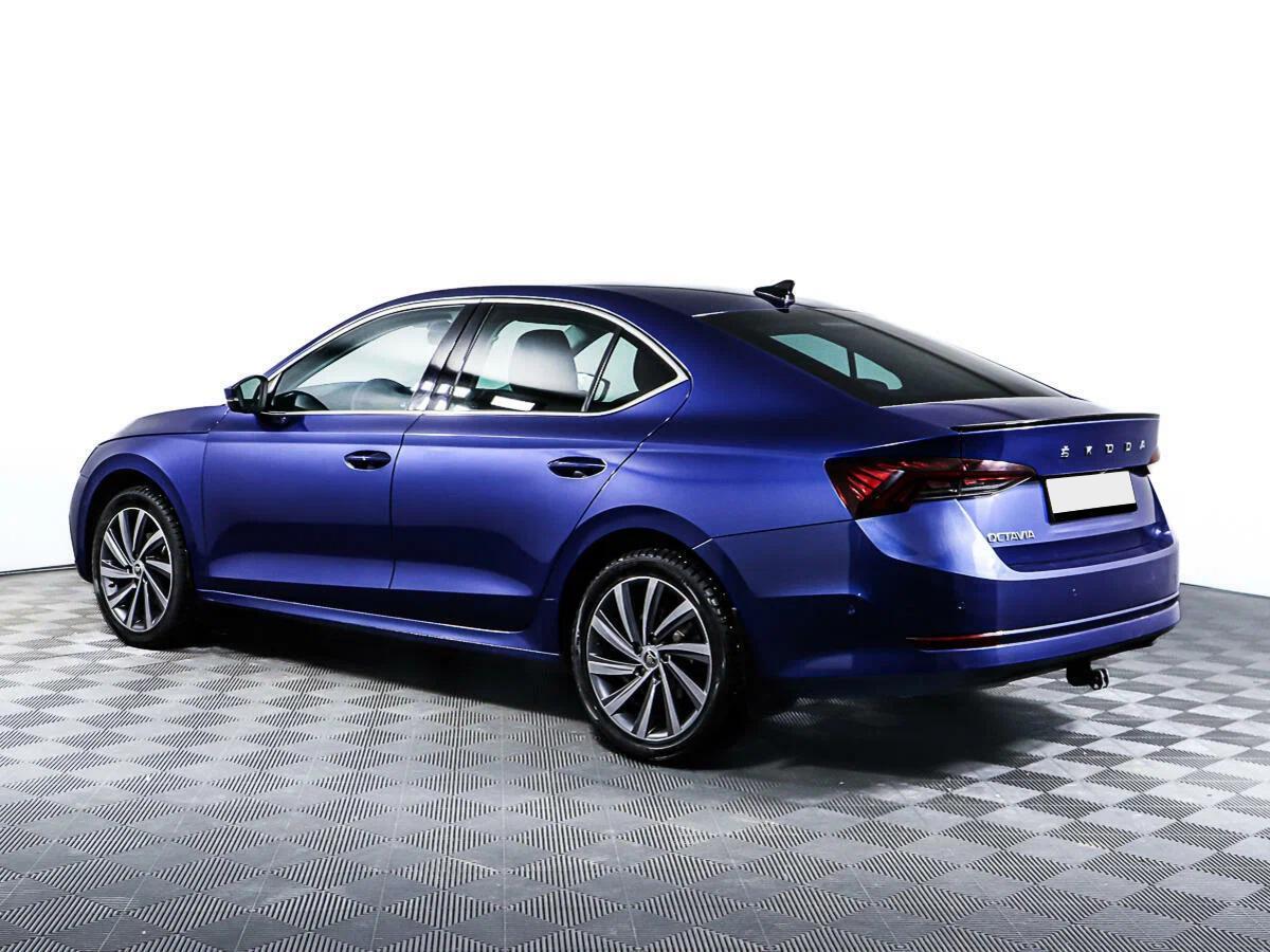 Skoda Octavia 2023, синий