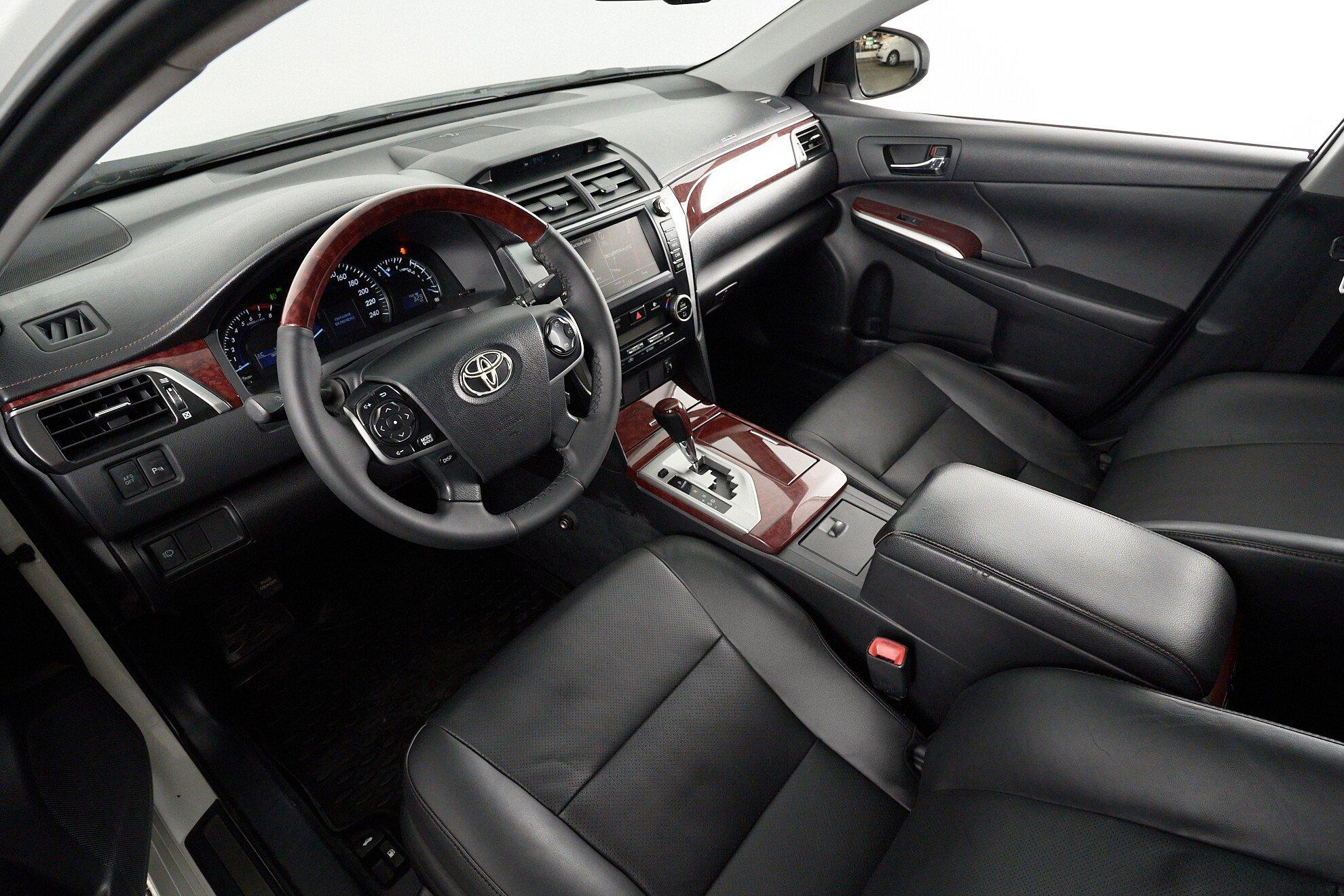 Toyota Camry 2012, белый